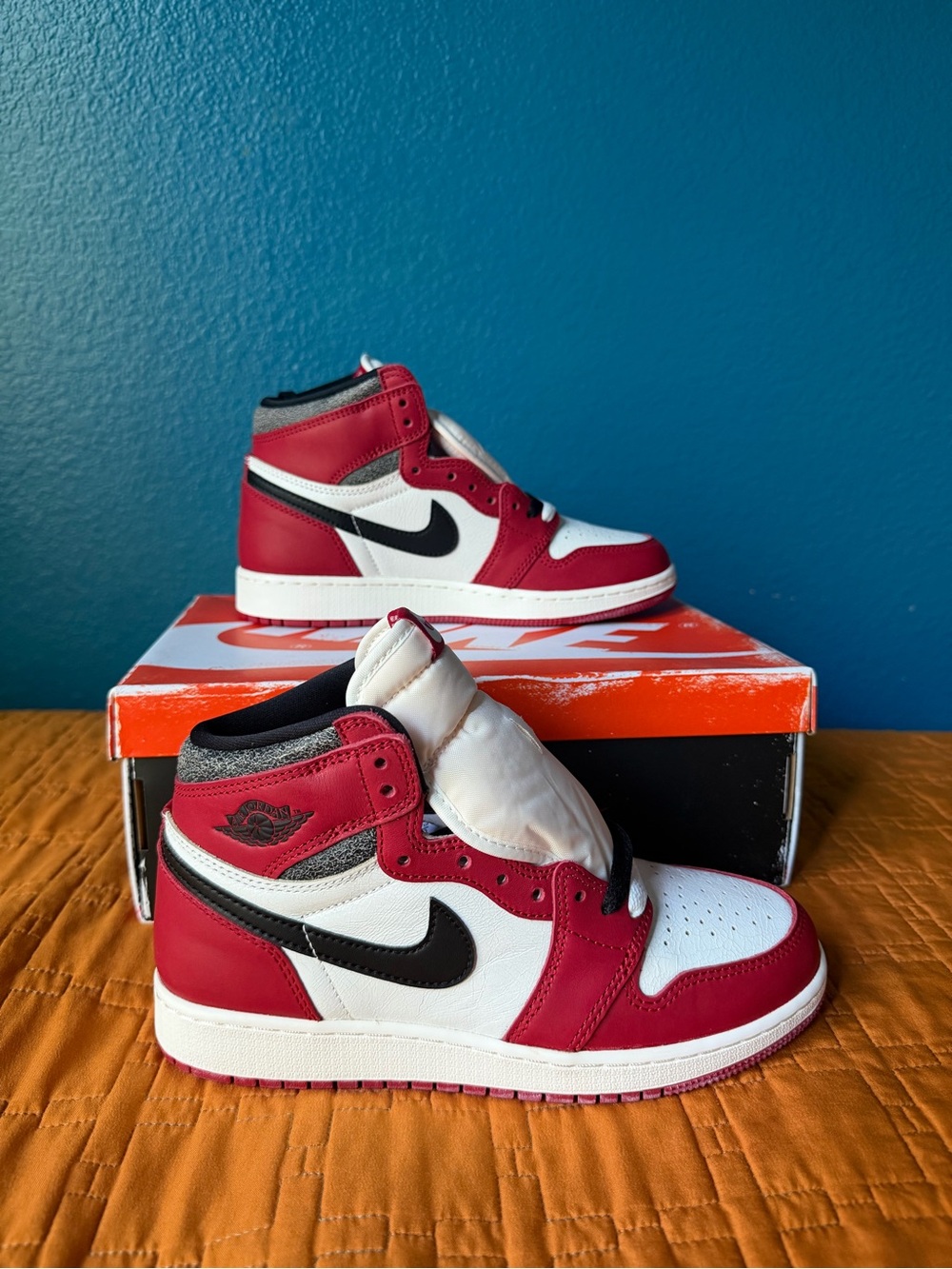 Nike Air Jordan 1 Mid in White/Red/Black